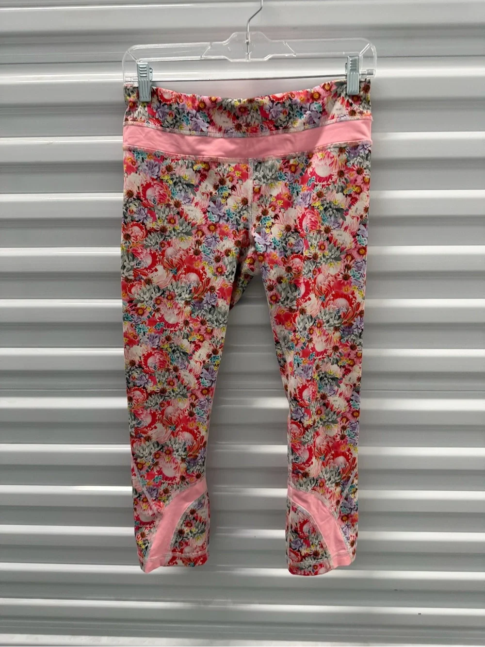 LULULEMON Pink Floral Stretch Leggings with Contrast Trim Size 6